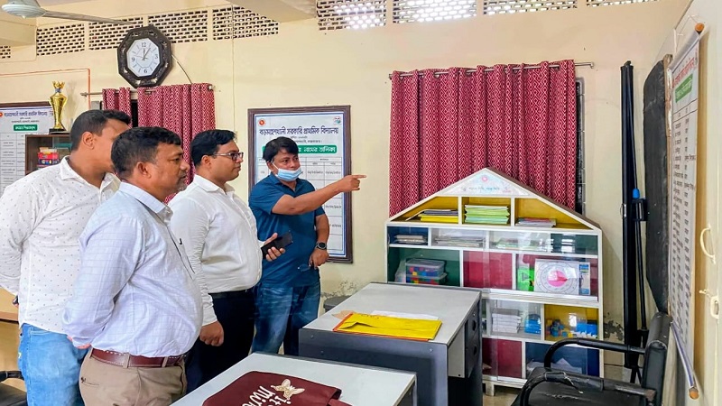 দুর্যোগ পরবর্তী পুনরুদ্ধারে মহেশখালীতে জোর তৎপরতা,স্কুল  স্বাস্থ্যকেন্দ্র পরিদর্শনে ইউএনও